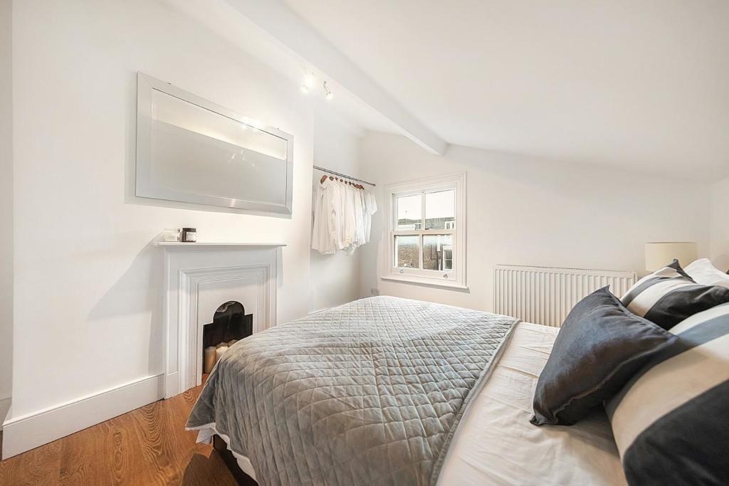 Bedroom (1).jpg
