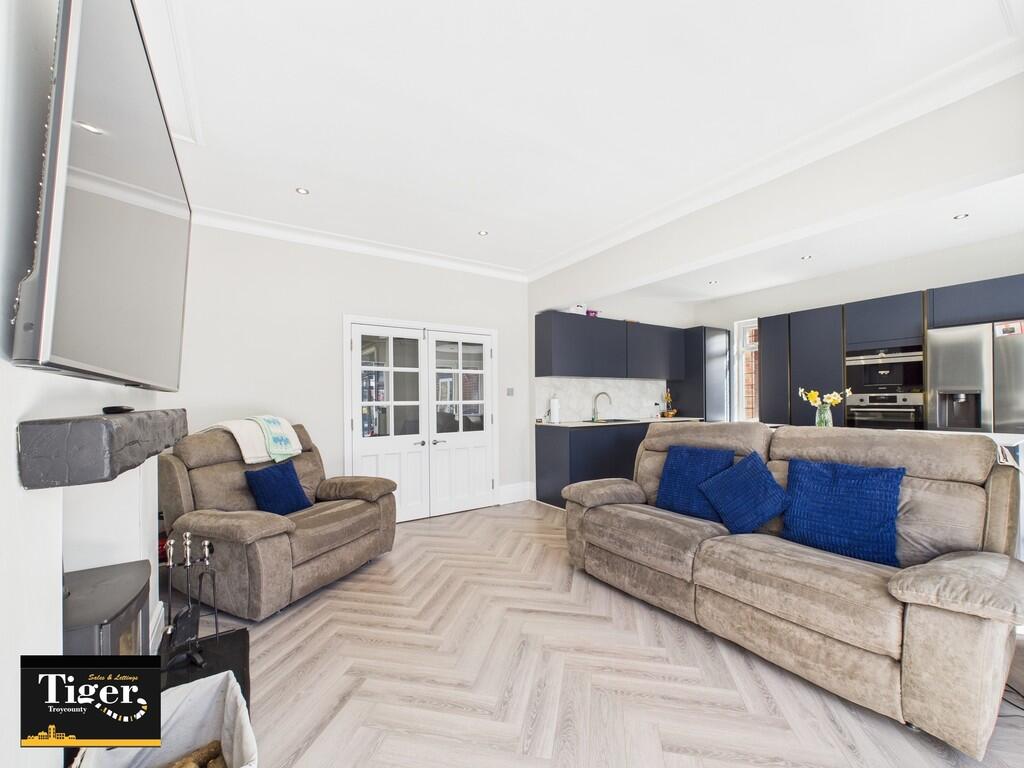 CAM02176G0-PR0528...