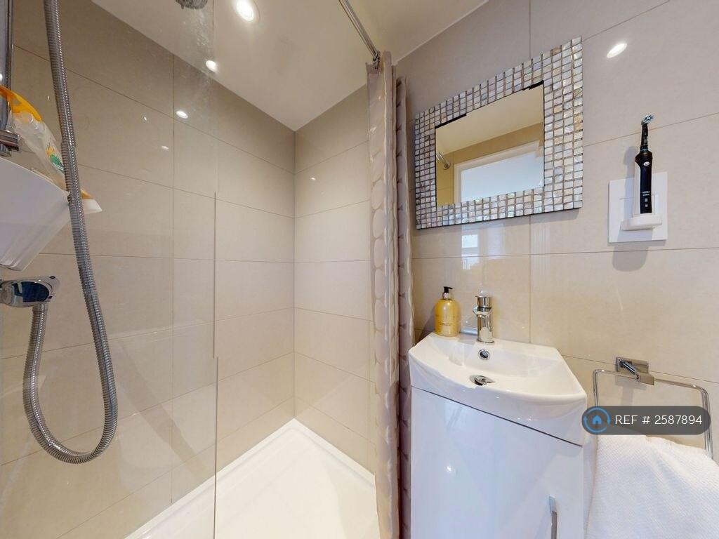 En-Suite (Master Bedroom)