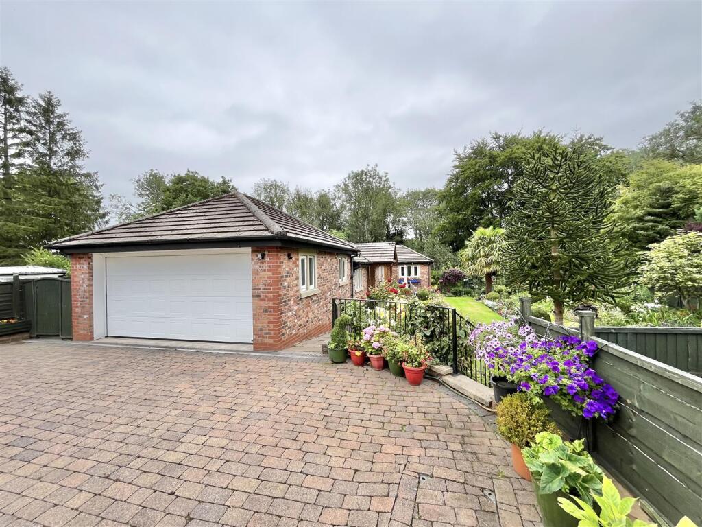 Attached Double Garage &amp; Wc