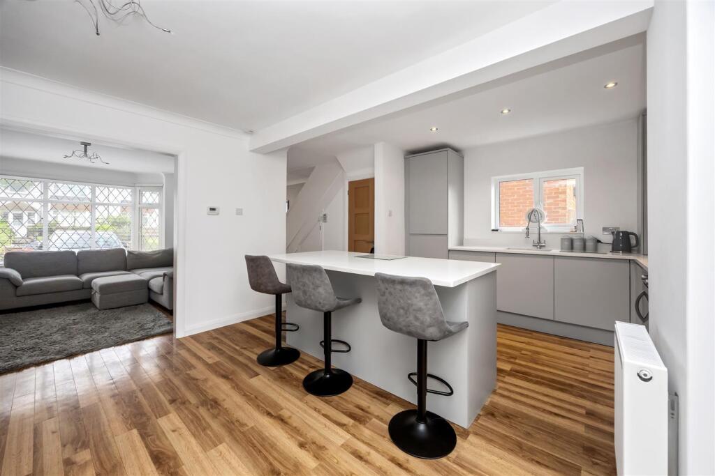 Open plan kitchen/dining room