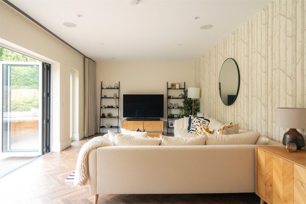 Pavilion Crescent 55