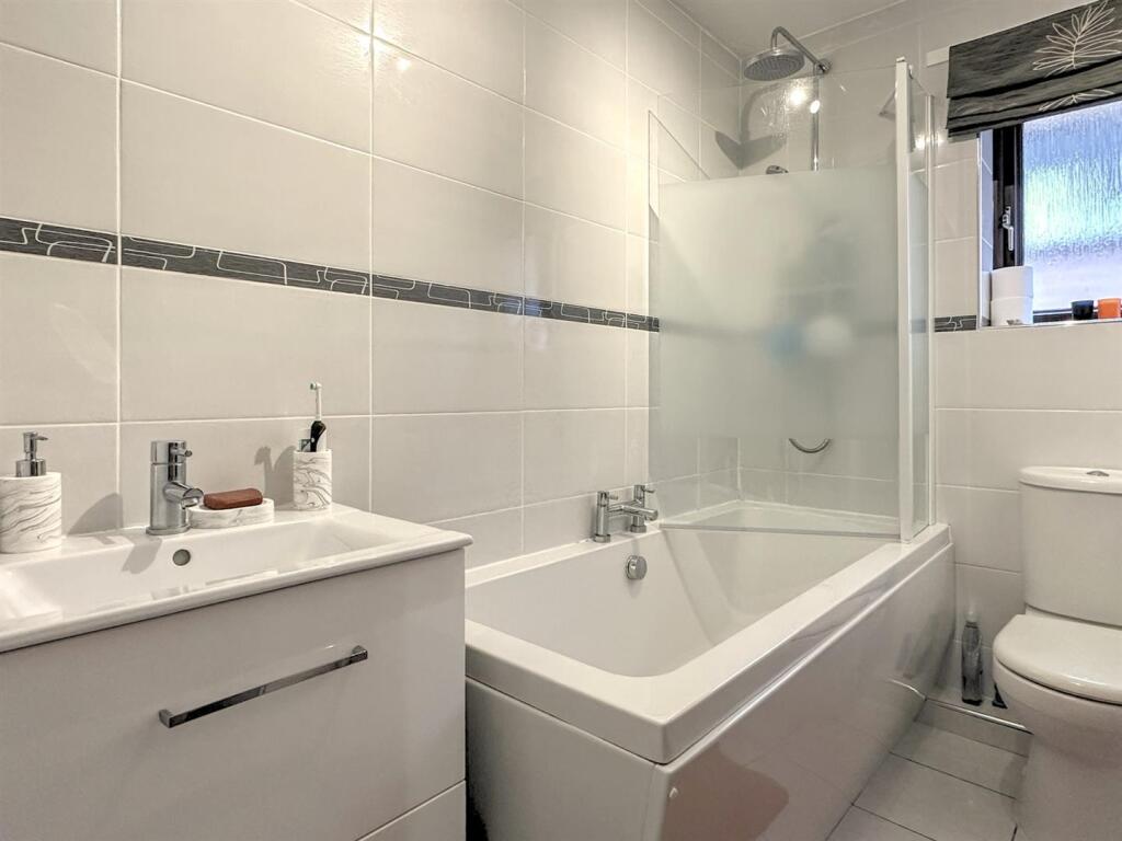 FAMILY BATHROOM/WC