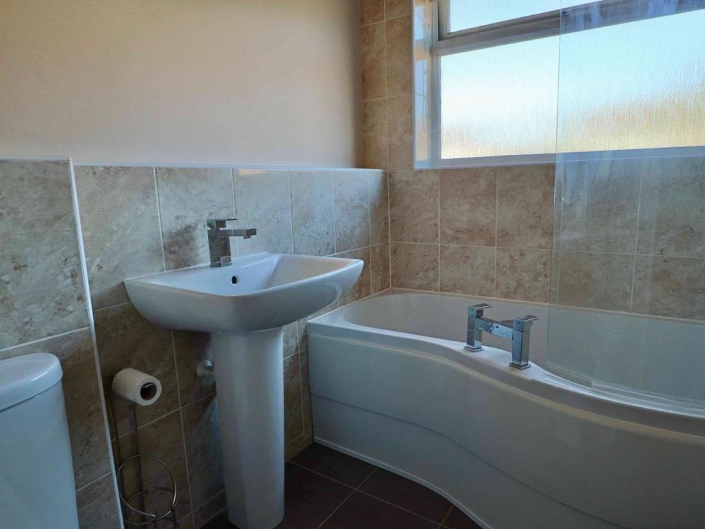 Modern bathroom (rear)
