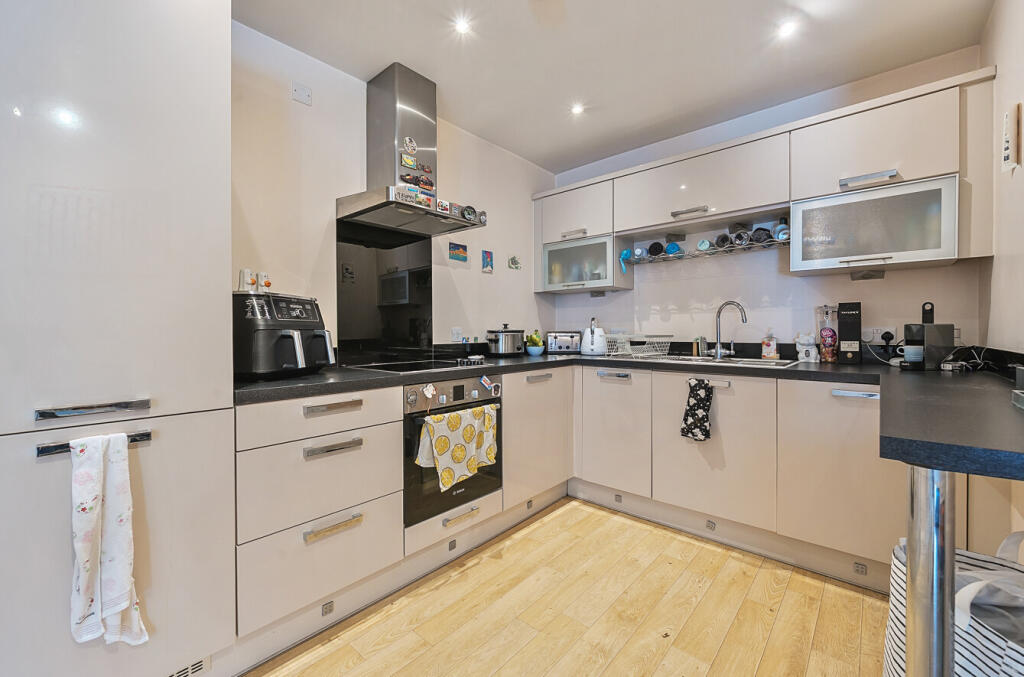 1305898-3-685bf94...