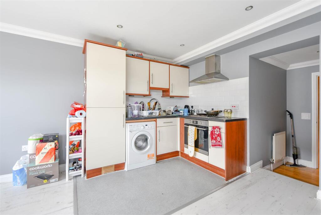 FLAT D LOUNGE/KITCHEN