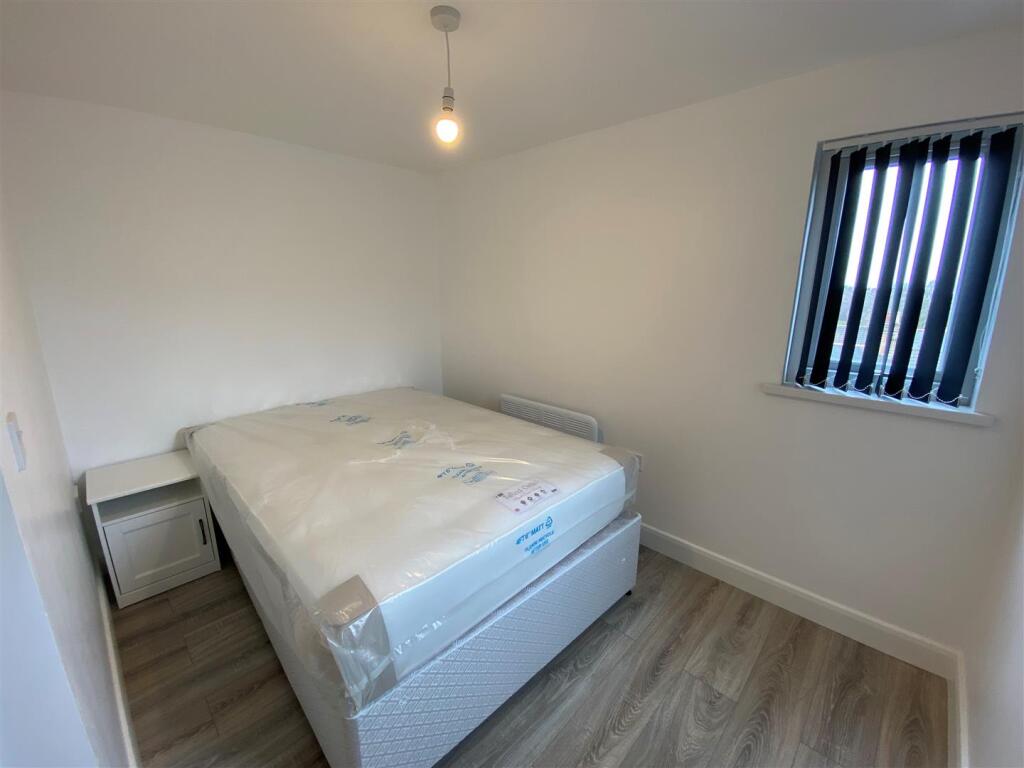 98 Holton Road - Flat 2 - Bedroom.jpg