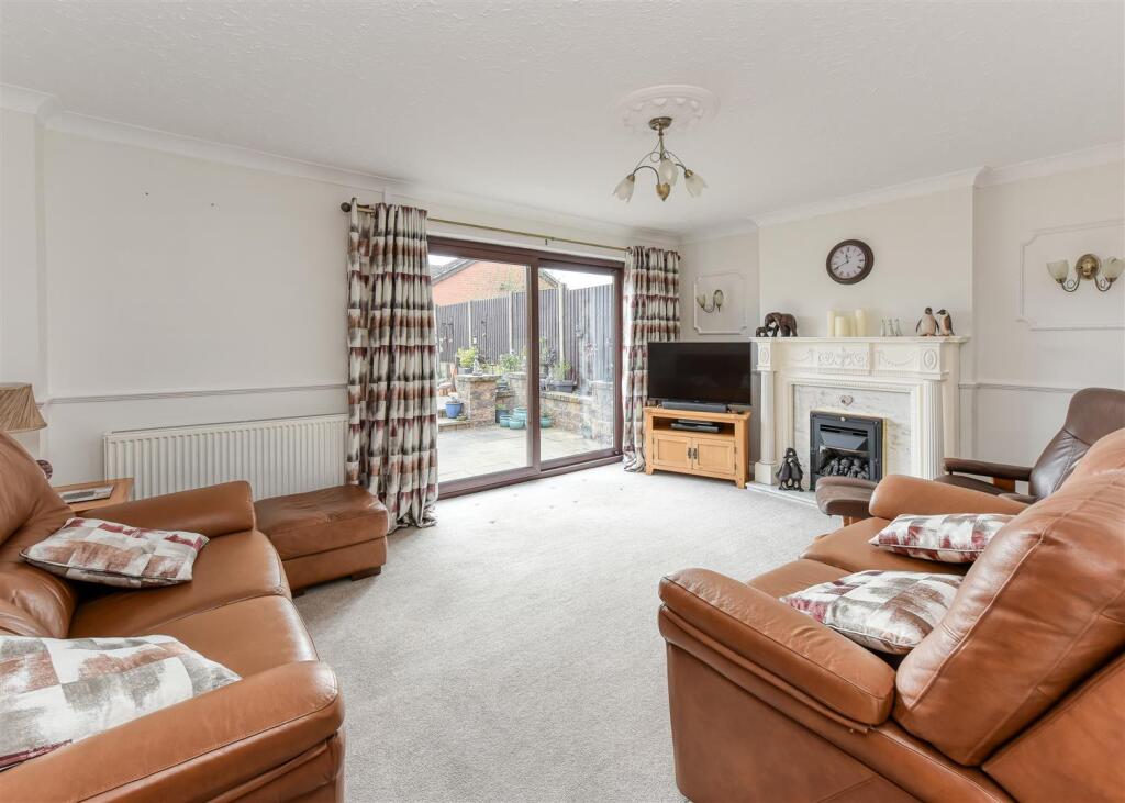 14 Greenacre Drive-lounge.jpg