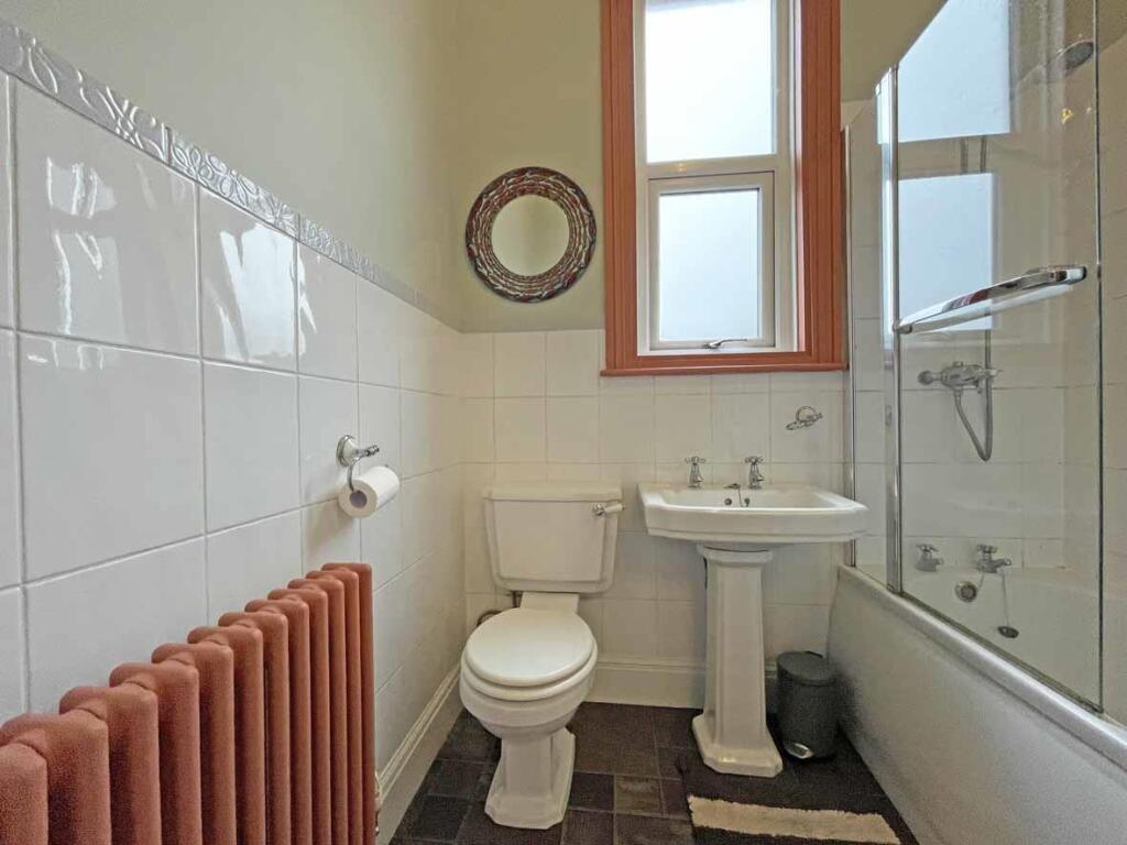 Edgecumbe Park Road 27 Bathroom.....jpg