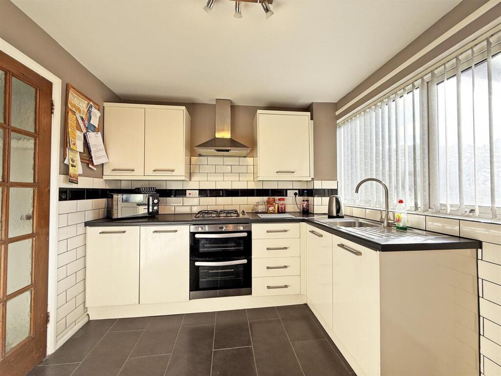 Malory Close 28 - Kitchen.jpg