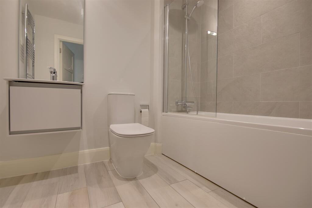 Bathroom 2.jpg