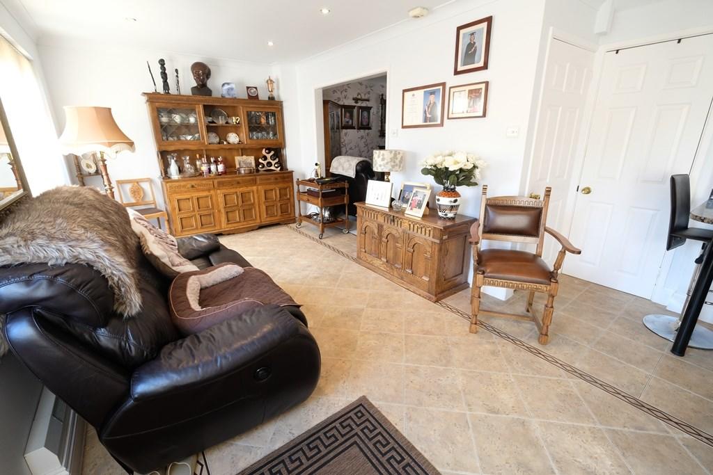 SITTING/DINING ROOM