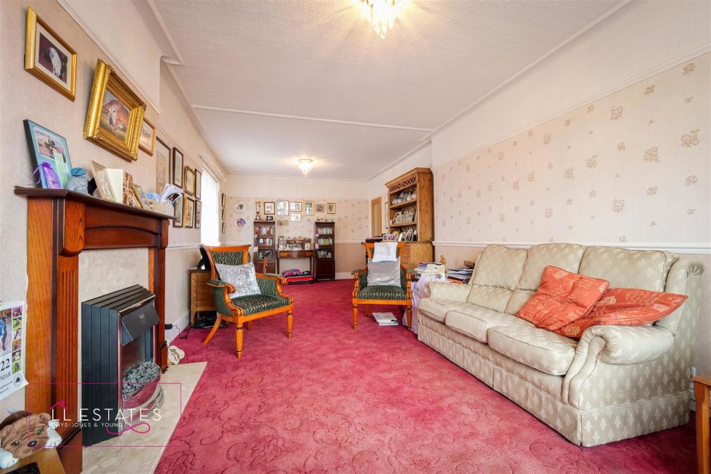 Lounge 1.jpg