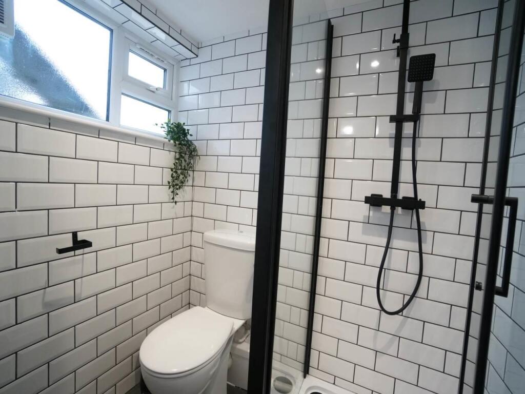 23PenchwintanRd_B3ensuite.JPG