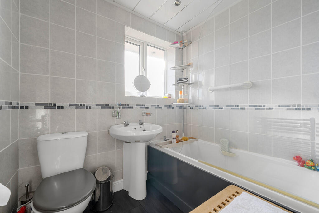 6 Hurlestone Clos...