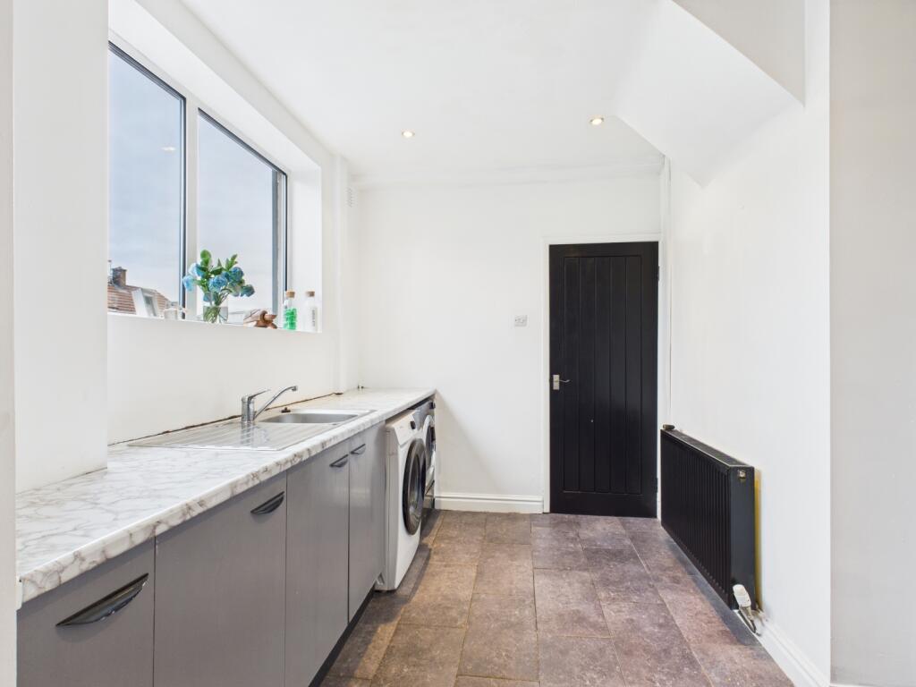 CAM03729G0-PR0158-STILL021