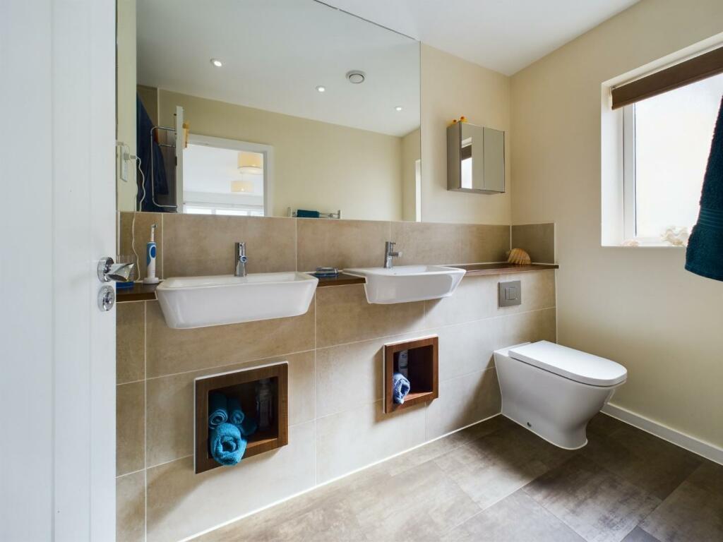 En suite to Master bedroom.jpg