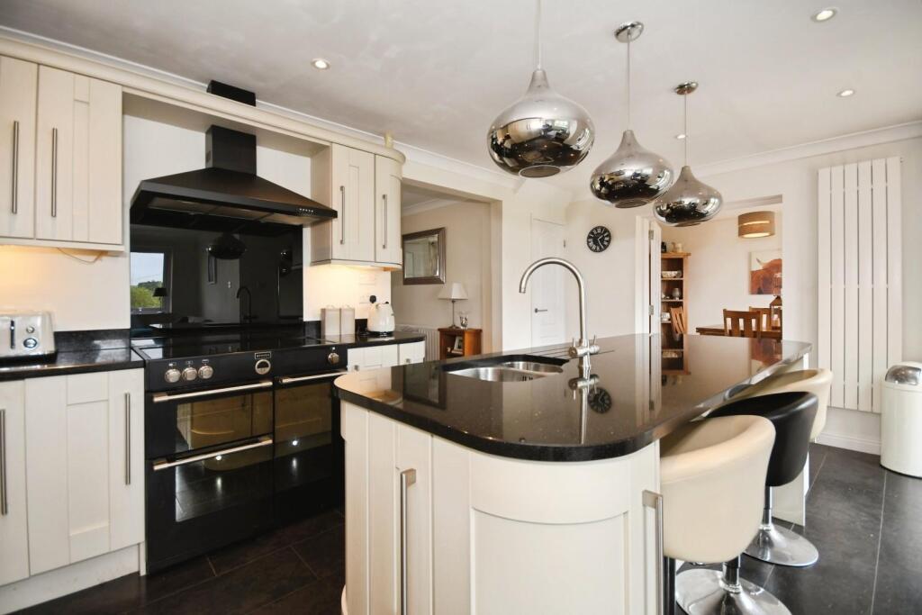 KITCHEN 03.jpg
