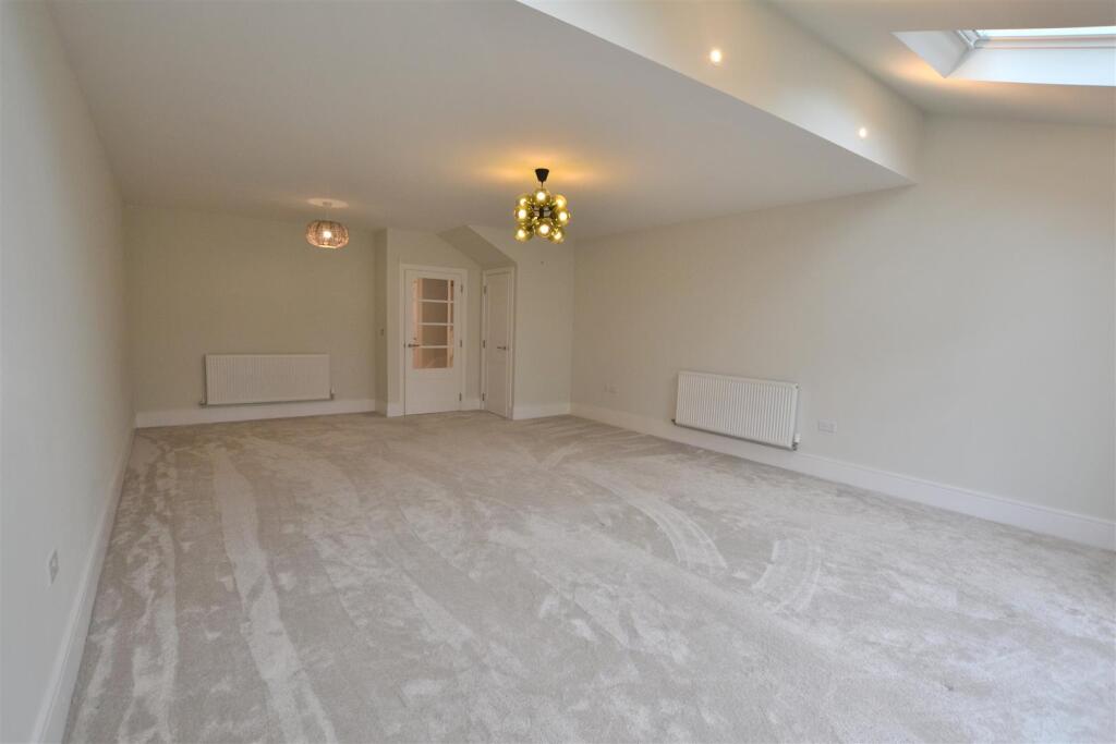 Livingroom 2 .JPG
