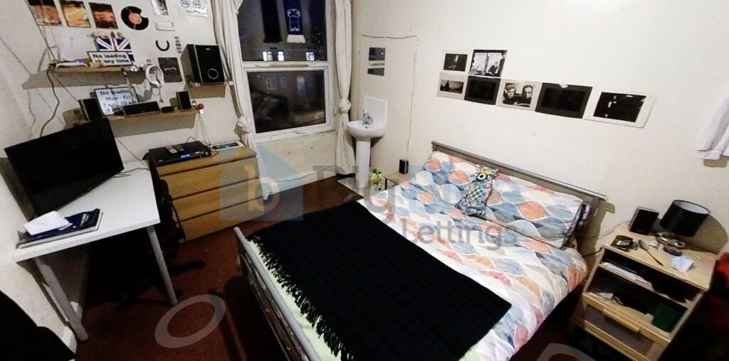 Cozy and well-organized double bedroom featurin...