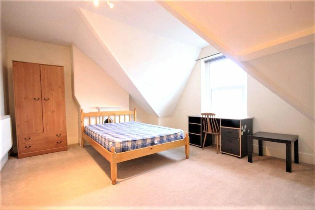 This charming double bedroom features a spaciou...