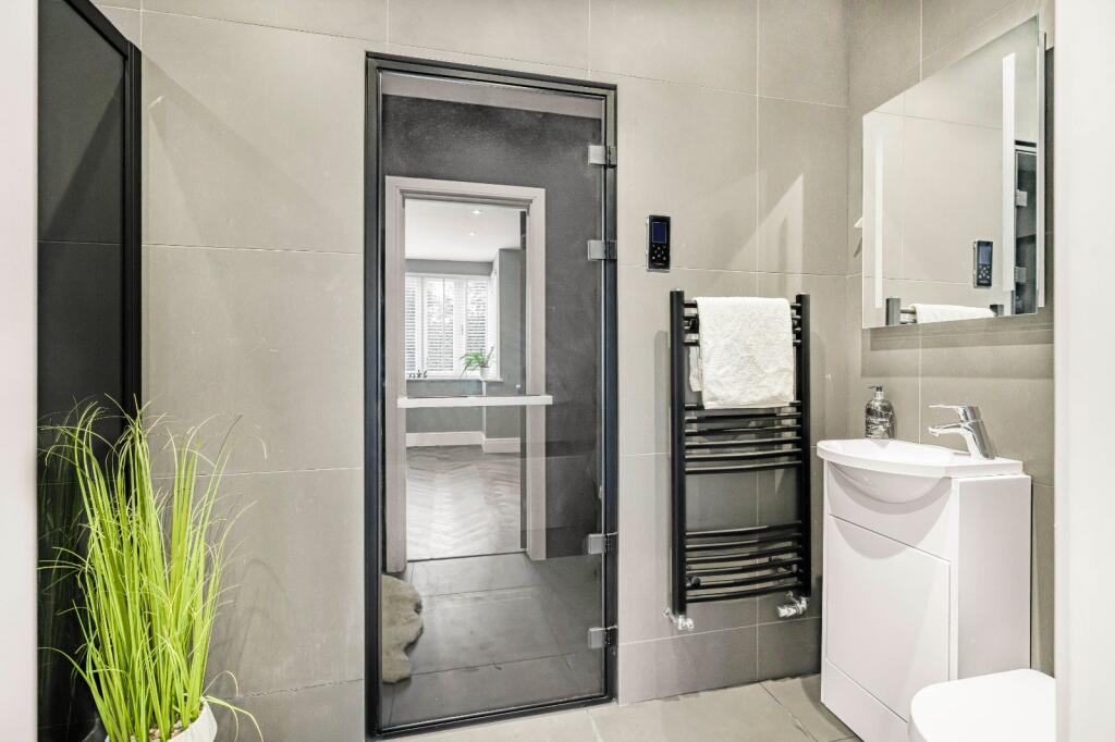 Shower &amp; Sauna