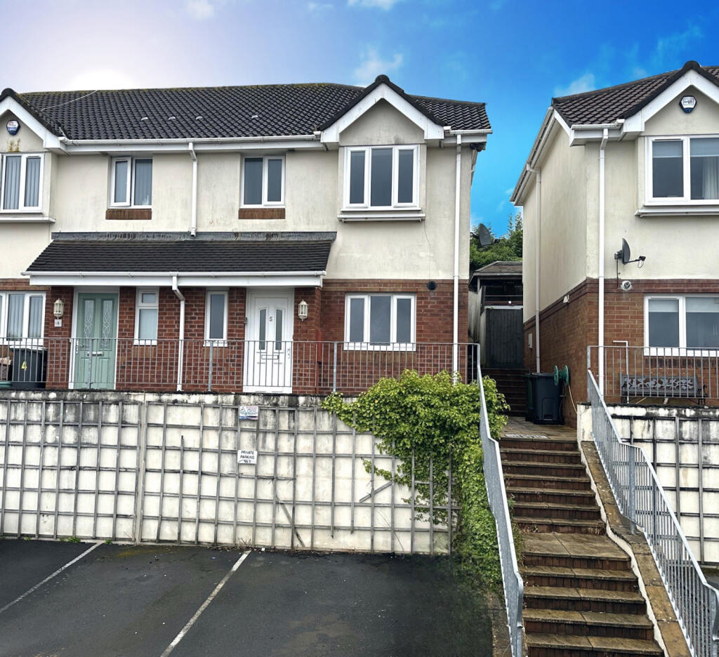 Split level end of terraced house