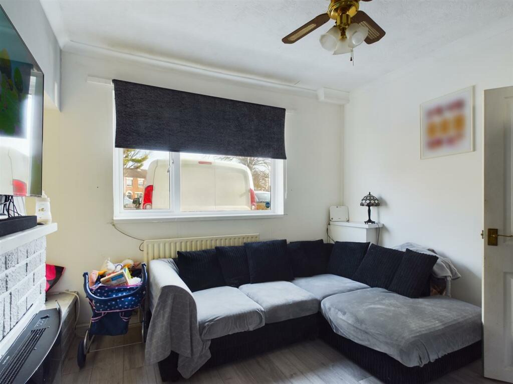 Lounge Pic 2.jpg