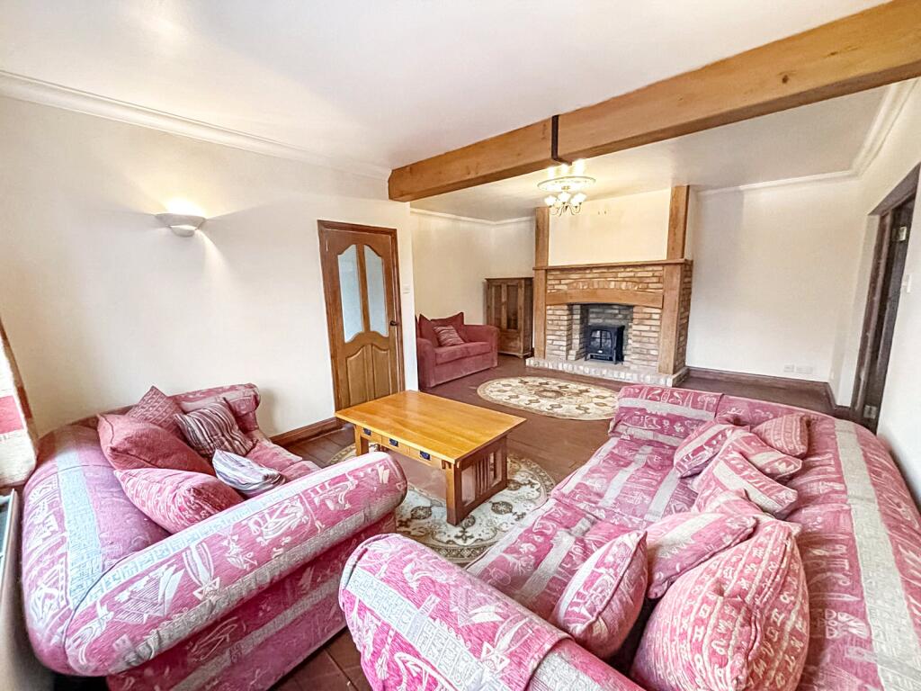 Living Room (Pic 4)