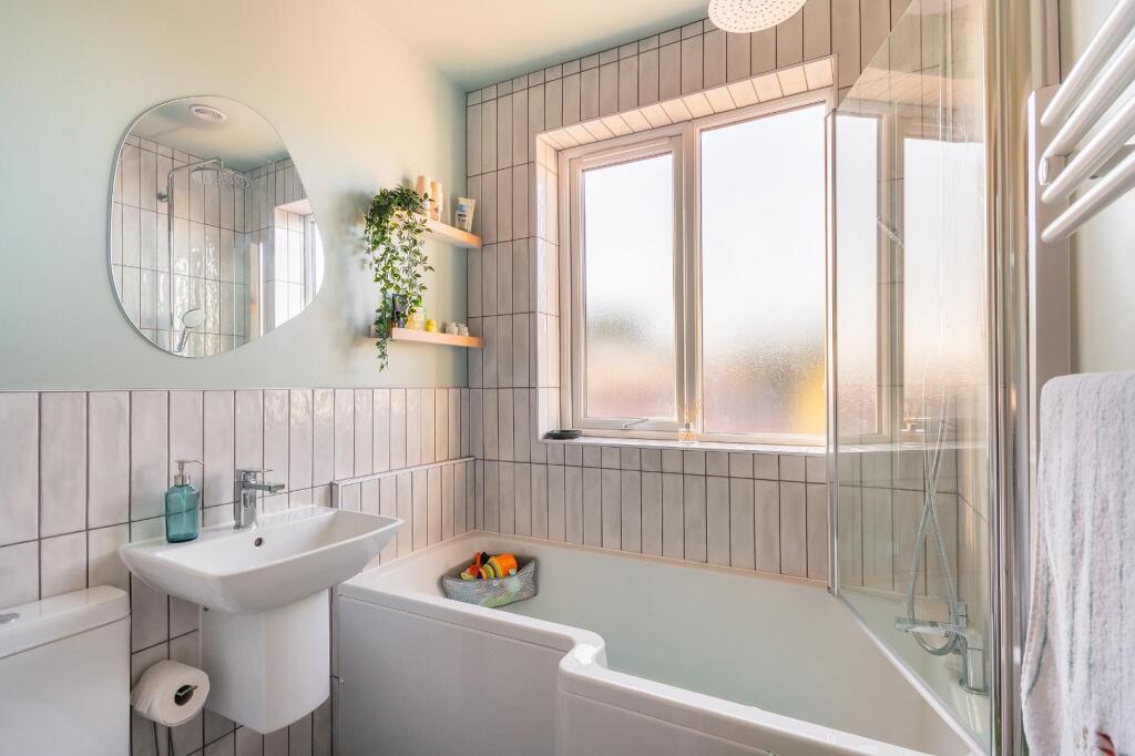 2H0S6HN - Bathroom B.jpg