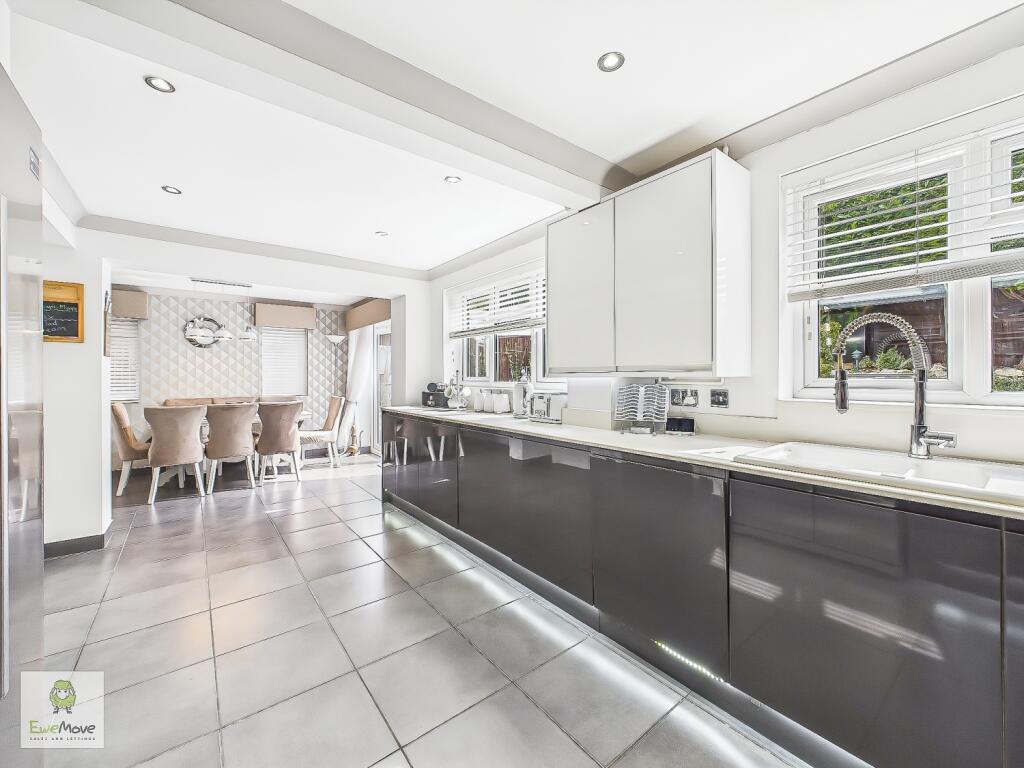 CAM02308G0-PR0189-STILL001-2-2