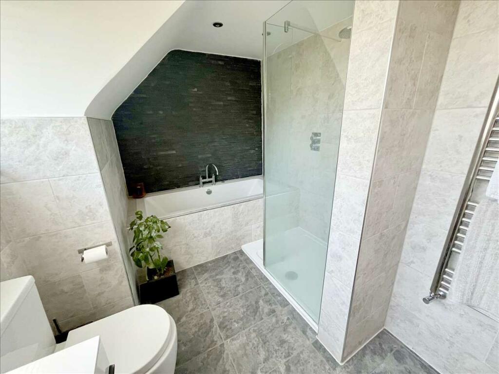 BATHROOM/WC