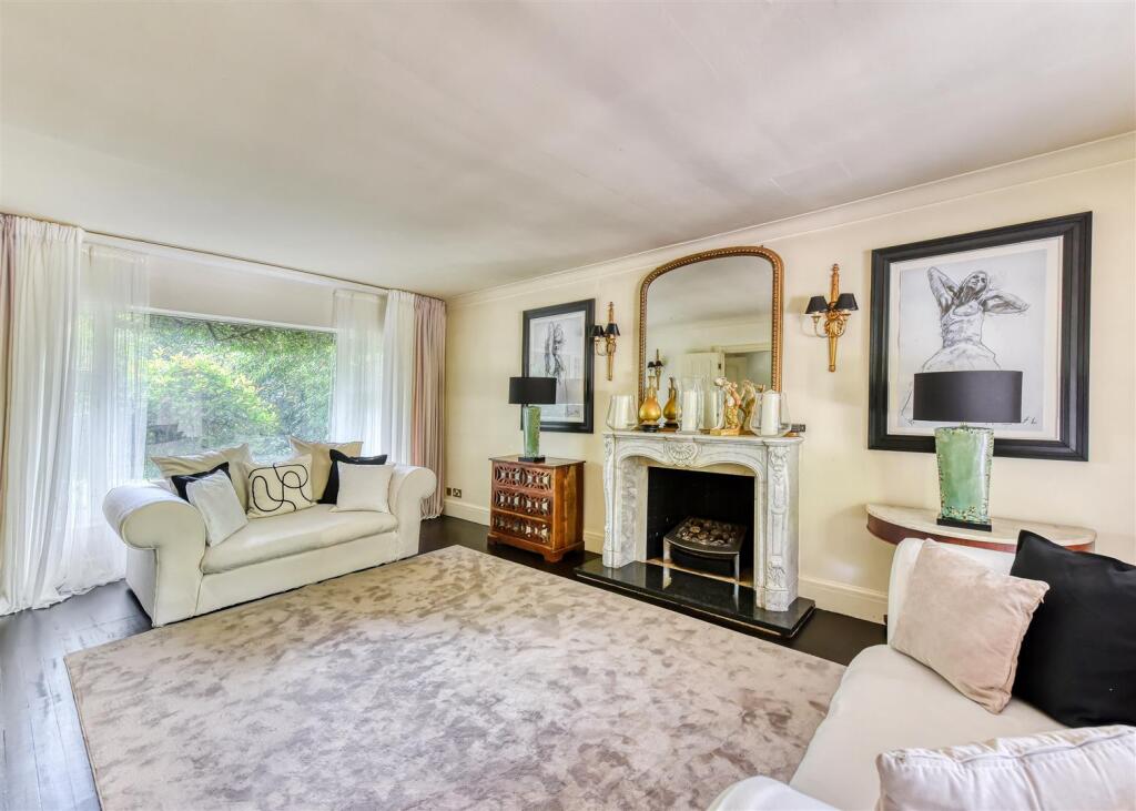 58 Perton Road-JUN25-lounge2.jpg