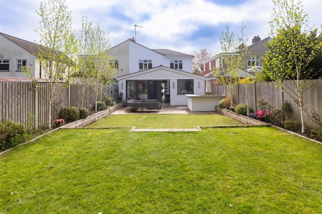 17 Woodland Way (44).jpg