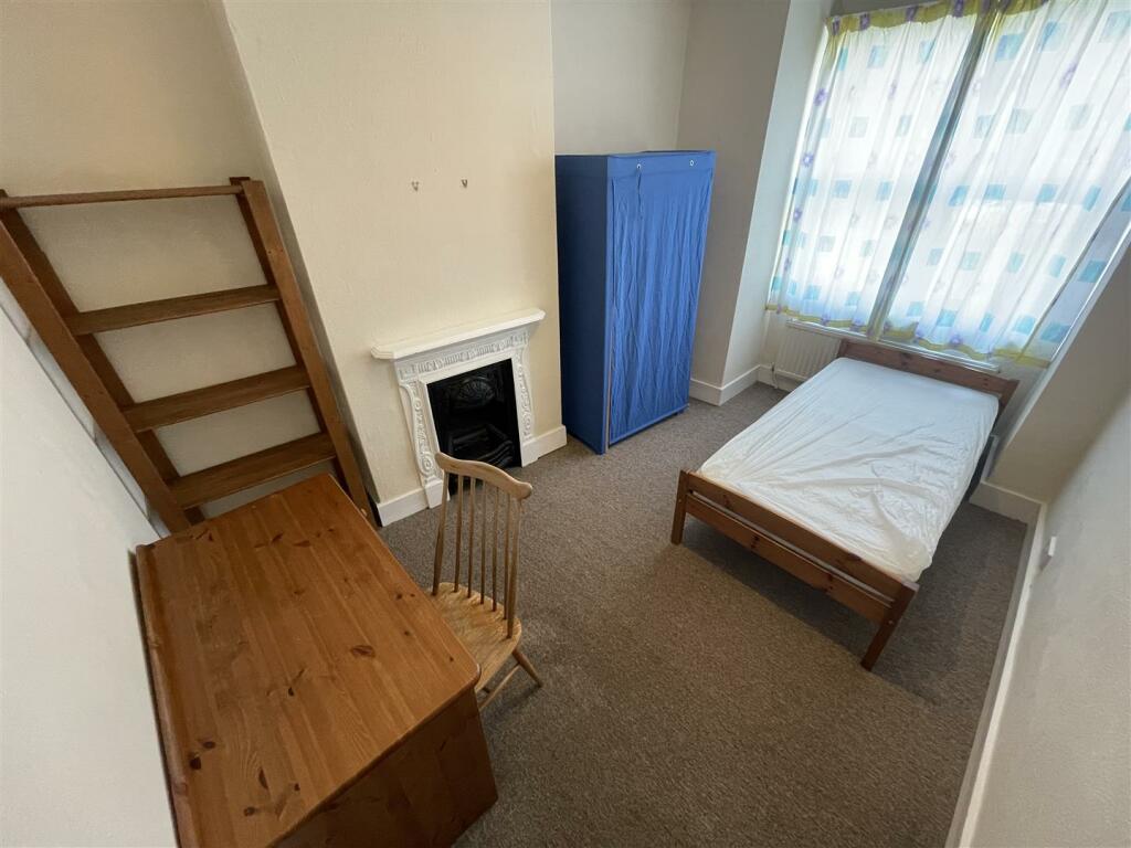 Bedroom 1.JPG