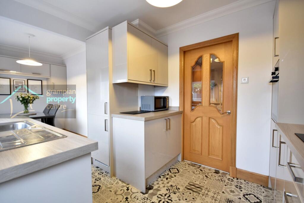 Kitchen 2 .JPG