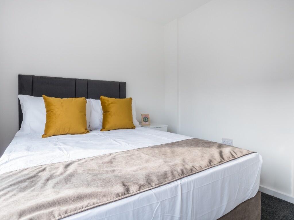 Bright and neatly presented double bedroom feat...