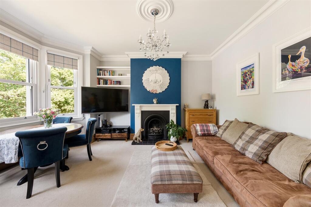 The Avenue E4