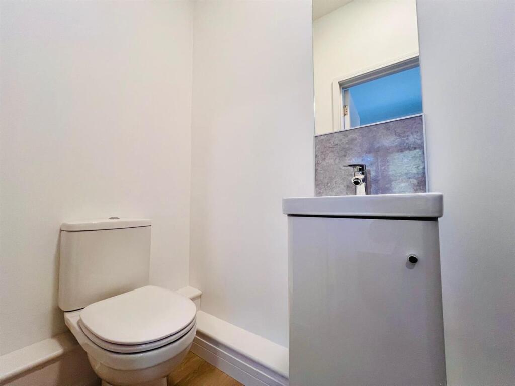 Room 9 ensuite1.jpeg
