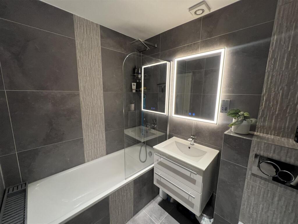 Bathroom 1.jpg