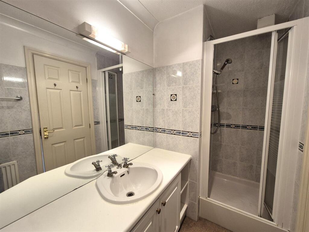 Wentworth Mews, 9 - En-suite 2.jpg