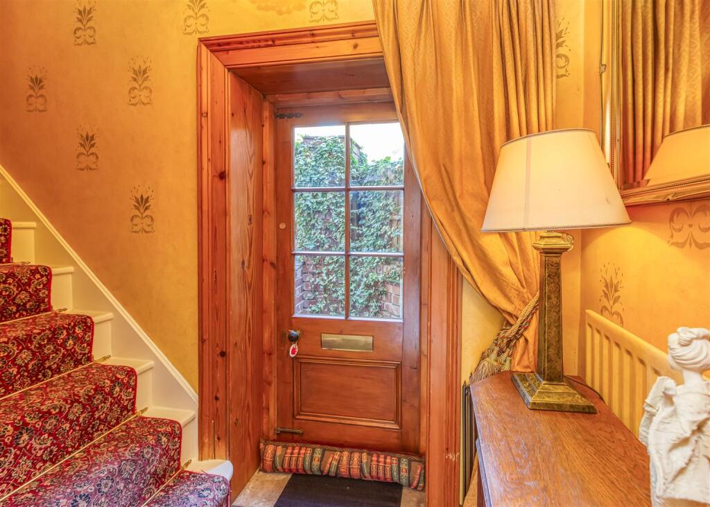 31 The Avenue-Hall.jpg