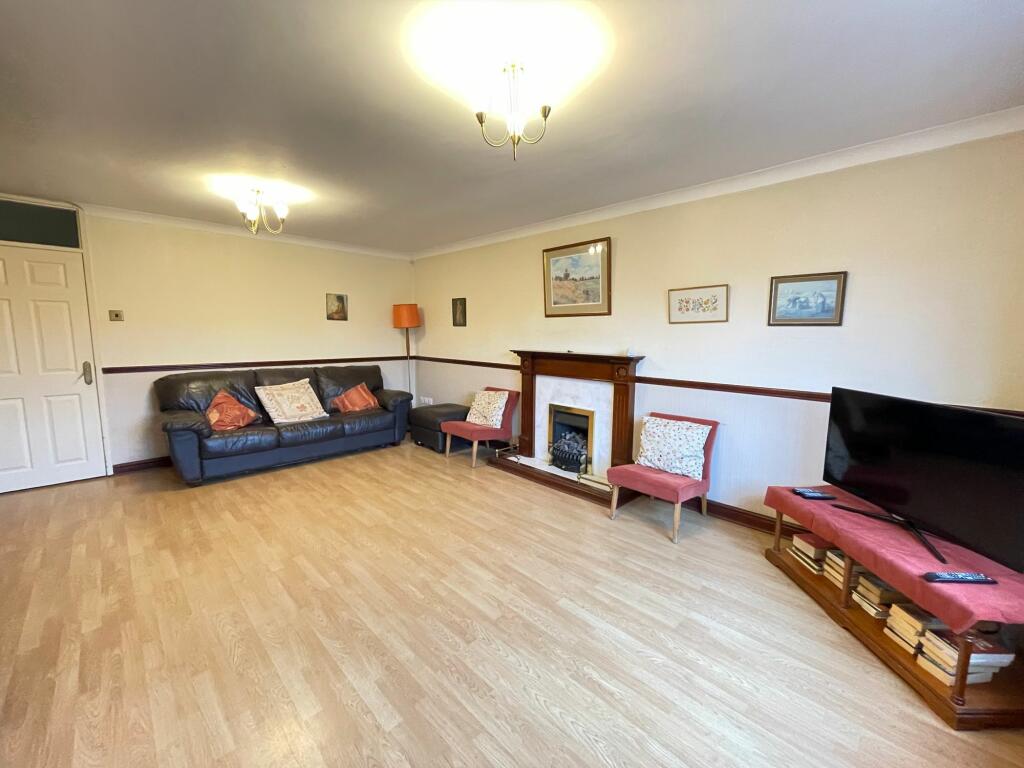 LIVING / DINING ROOM