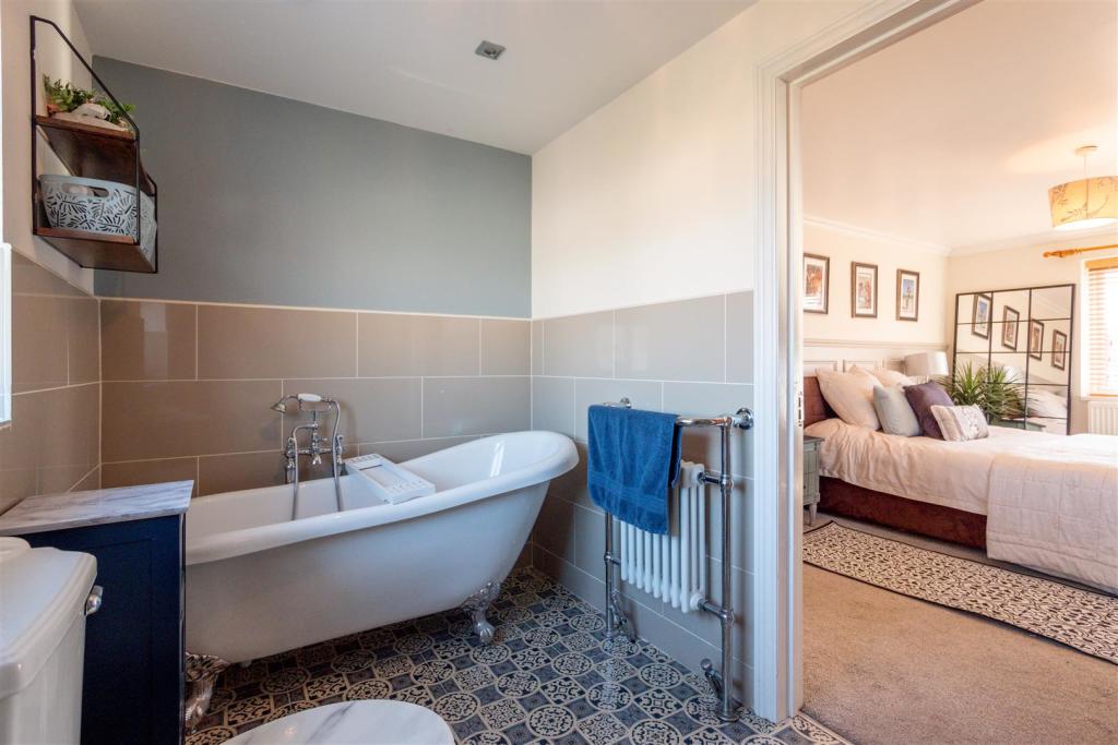 En Suite Bathroom.jpg