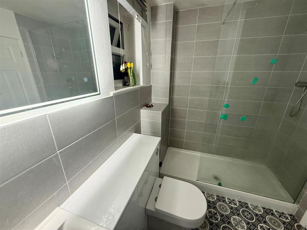 17 Rugby Road Ensuite.jpg