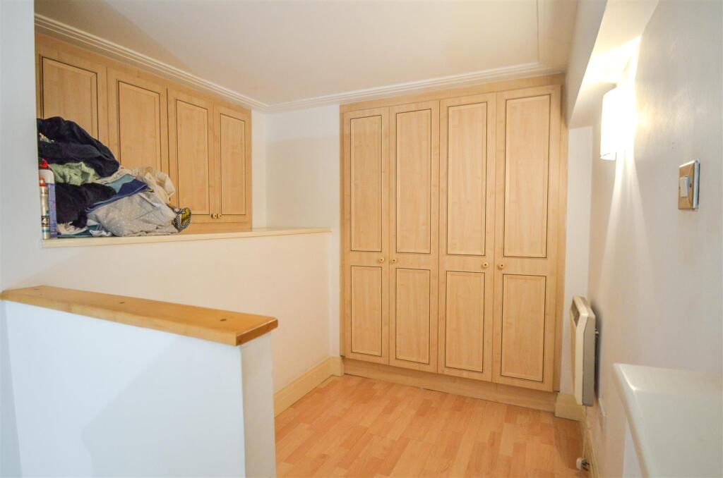 1 Prescot Street
