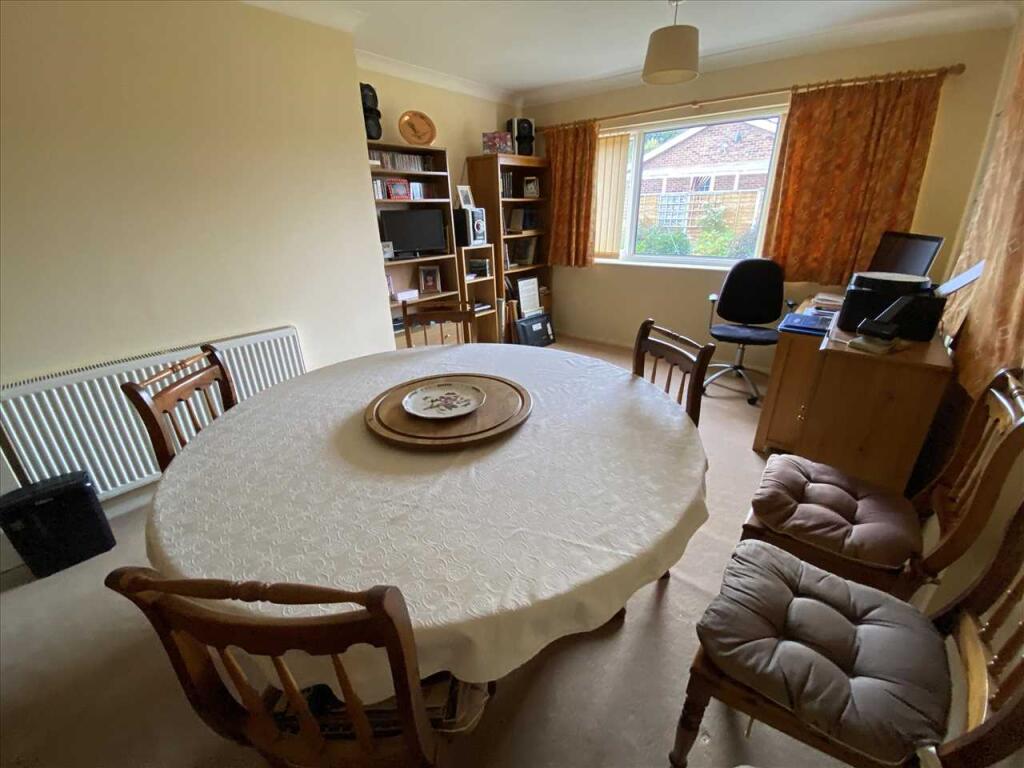 Bedroom 2/Dining