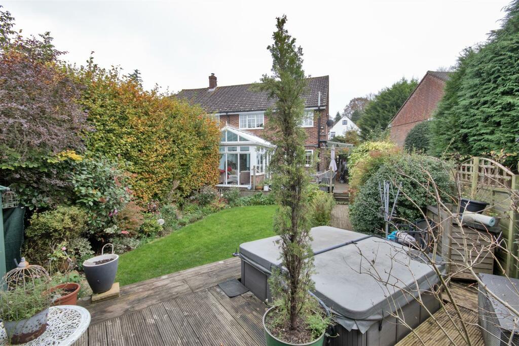 GARDEN &amp; HOT TUB