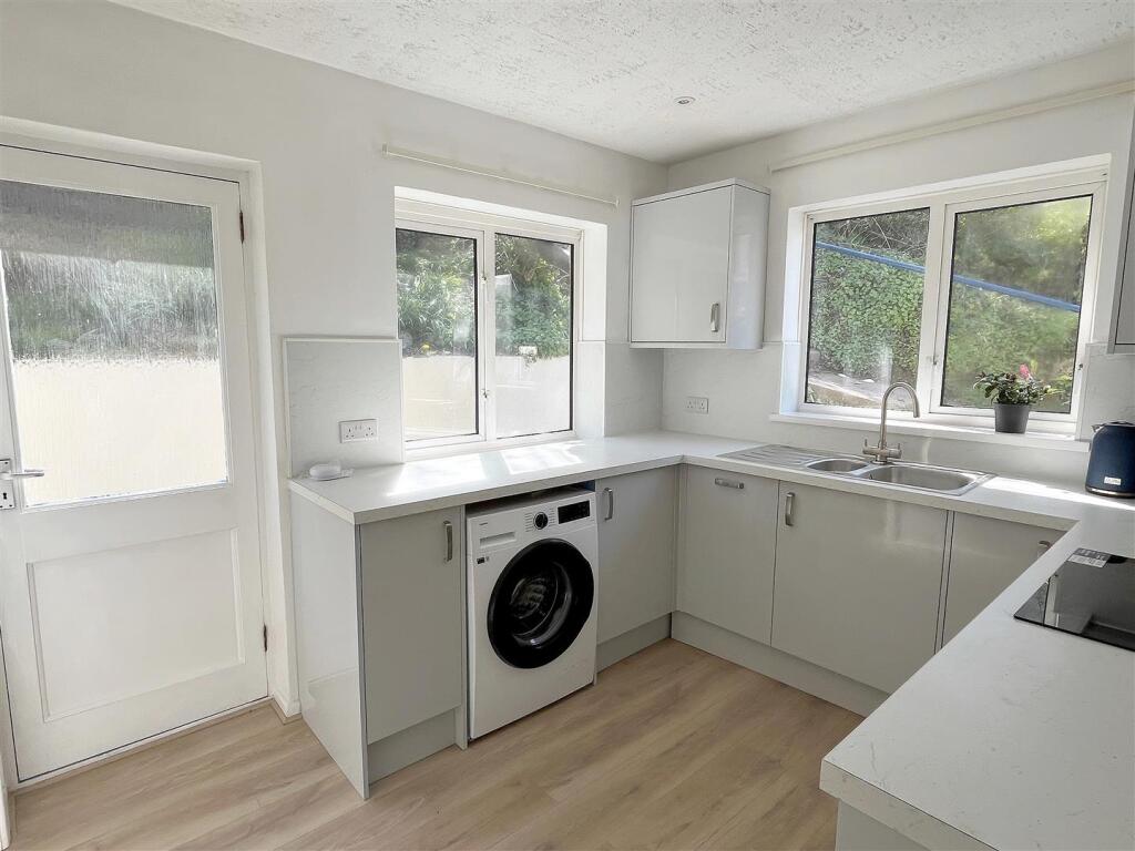 Kitchen 2.jpg