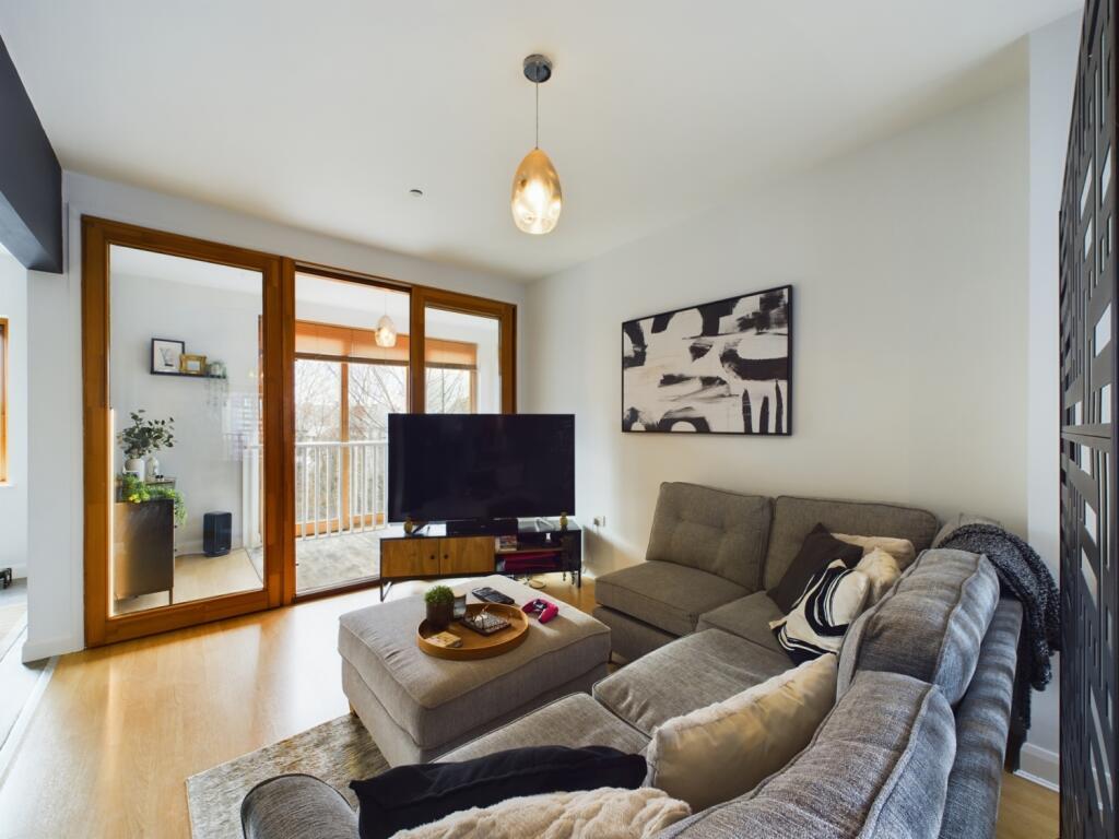 CAM01966G0-PR0296-STILL018